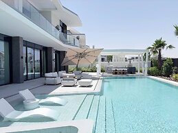 6BR Lamborghini Villa Cinema Spa & Pool