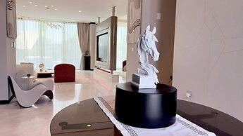 6BR Lamborghini Villa Cinema Spa & Pool