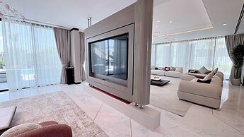 6BR Lamborghini Villa Cinema Spa & Pool