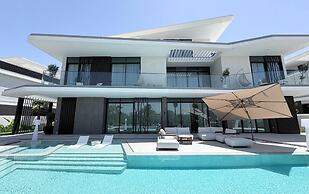 6BR Lamborghini Villa Cinema Spa & Pool