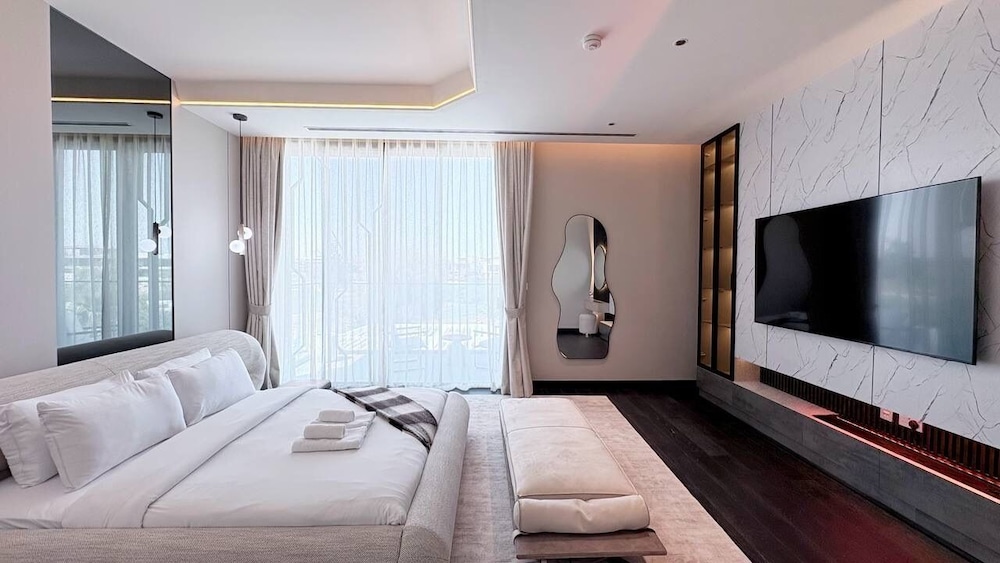 6BR Lamborghini Villa Cinema Spa & Pool