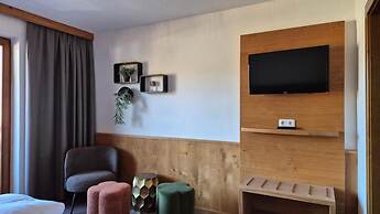 Hotel Dahoam by Miha