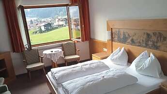 Hotel Dahoam by Miha