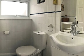 Coastal 1 Bed Flat - Sleeps 2 -patio - Parking