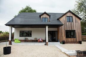 House Sleeps 10 With Enclosed Garden