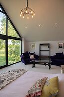 House Sleeps 10 With Enclosed Garden