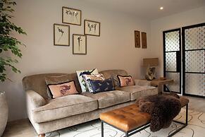House Sleeps 10 With Enclosed Garden