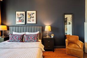 Benesta Centro by GOLDFINCH