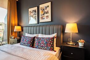 Benesta Centro by GOLDFINCH