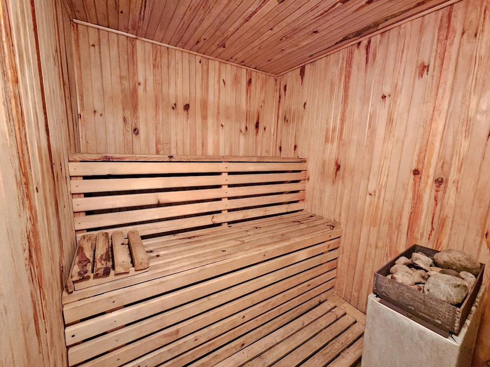 Large House With Private Sauna, Close to the Lake