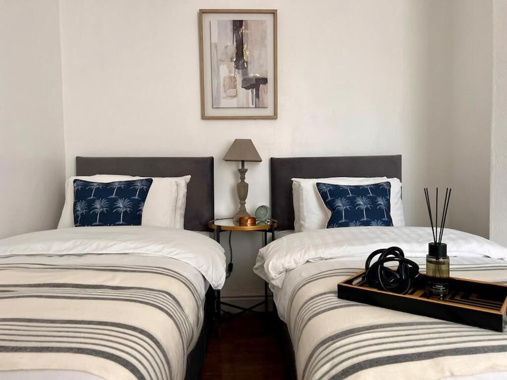 Spacious Home - Sleeps 5 Persons