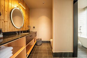 Banyan Retreat  R10 Hotel