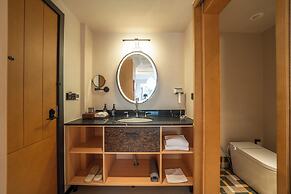 Banyan Retreat  R10 Hotel