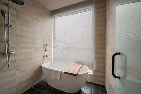 Banyan Retreat  R10 Hotel