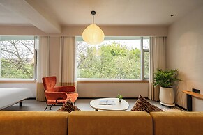 Banyan Retreat  R10 Hotel