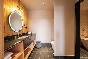 Banyan Retreat  R10 Hotel