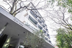 Banyan Retreat  R10 Hotel