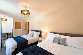 Premium Central House- Sleeps 9 - Garden - Parking