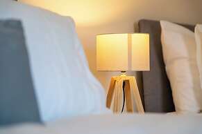 Premium Central House- Sleeps 9 - Garden - Parking