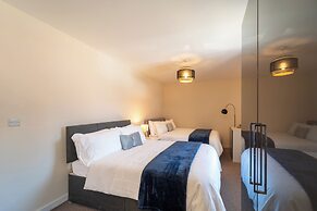 Premium Central House- Sleeps 9 - Garden - Parking