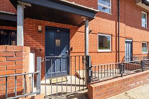 Premium Central House- Sleeps 9 - Garden - Parking