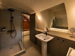 Monopatia Resort