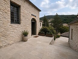 Monopatia Resort