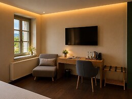 Monopatia Resort