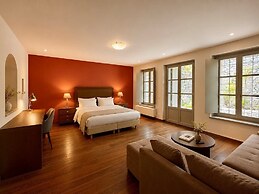 Monopatia Resort