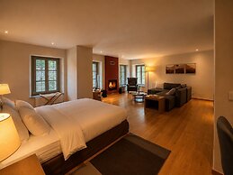Monopatia Resort