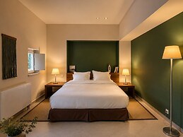 Monopatia Resort