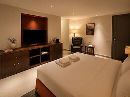 Monopatia Resort
