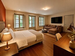 Monopatia Resort