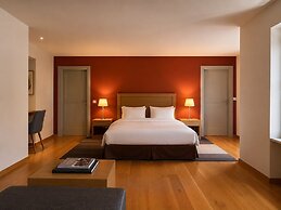 Monopatia Resort