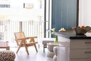 City Rail Pulse Modern Design w Balcony