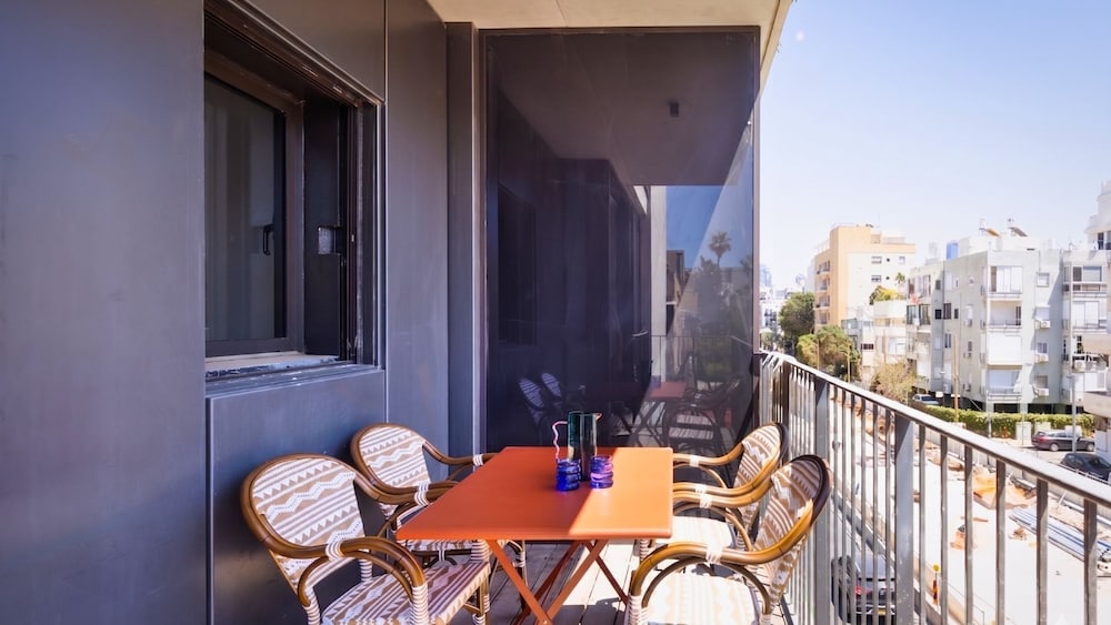 City Rail Pulse Modern Design w Balcony