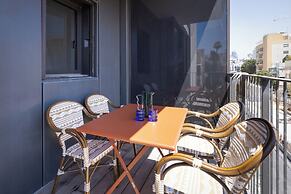 City Rail Pulse Modern Design w Balcony