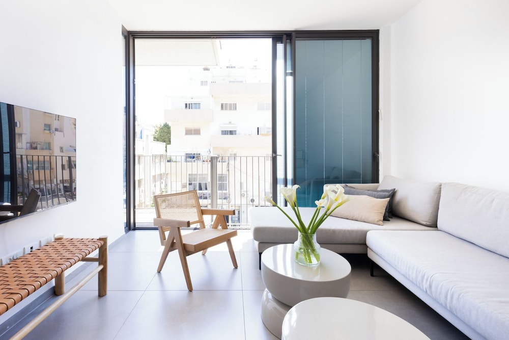 City Rail Pulse Modern Design w Balcony