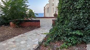 Azure Haven - A Seaside Retreat Surrounded by Nature