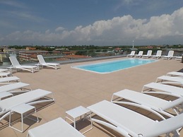 Modern Accommodation With Rooftop Pool