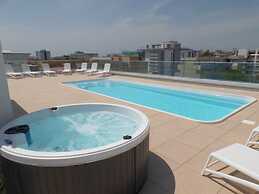 Modern Accommodation With Rooftop Pool