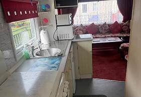 Cabin Sleeps 6 With Patio and Pets Welcome