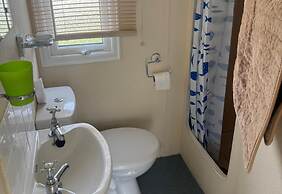 Cabin Sleeps 6 With Patio and Pets Welcome