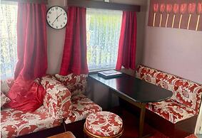 Cabin Sleeps 6 With Patio and Pets Welcome