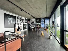 Spacious Artist Studio on the Ocean Front,