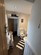 Apartment Sleeps 4 With Parking & Garden