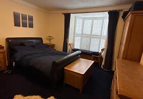 Apartment Sleeps 4 With Parking & Garden