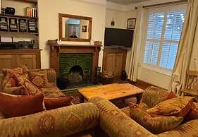 Apartment Sleeps 4 With Parking & Garden