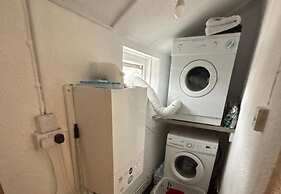 Apartment Sleeps 4 With Parking & Garden