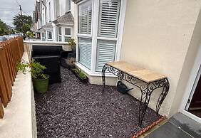 Apartment Sleeps 4 With Parking & Garden
